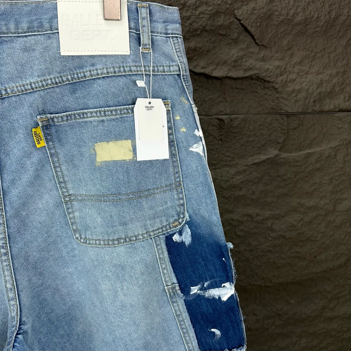 P200 GALLERY DEPT. 2025 new knife-cut splicing hand-painted couple style washed loose denim shorts 🔥High version🔥High version🔥 Top ceiling quality Styles with different washed textures are very friendly to people with thin legs and thick legs. The straight version is very flattering to the leg shape. Moderate length that never goes out of style, easy to match with casually, basic styling for various styles, a must-have in the wardrobe! The fabric is stiff but also makes the upper body soft without losing texture. The washing process is even more perfect. It is a must-have item for everyone! ! ! Washed wheat, hang tag, pants label, complete with three labels Color: light blue Size: 28, 30, 32, 34, 36 (five sizes)